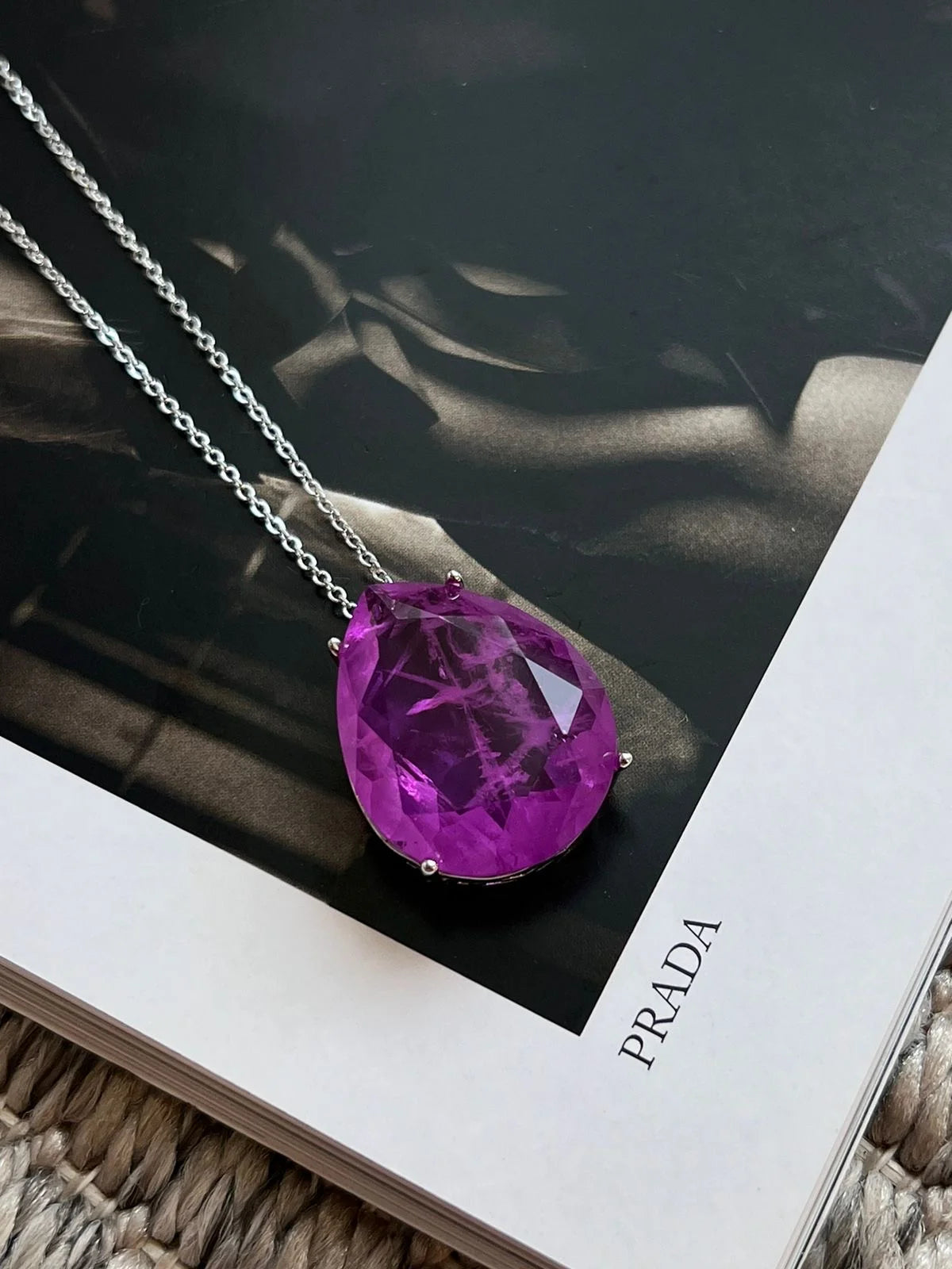 Colar Gota Fusion Fuscia em Banho de Rodio Branco | White Rhodium Plated