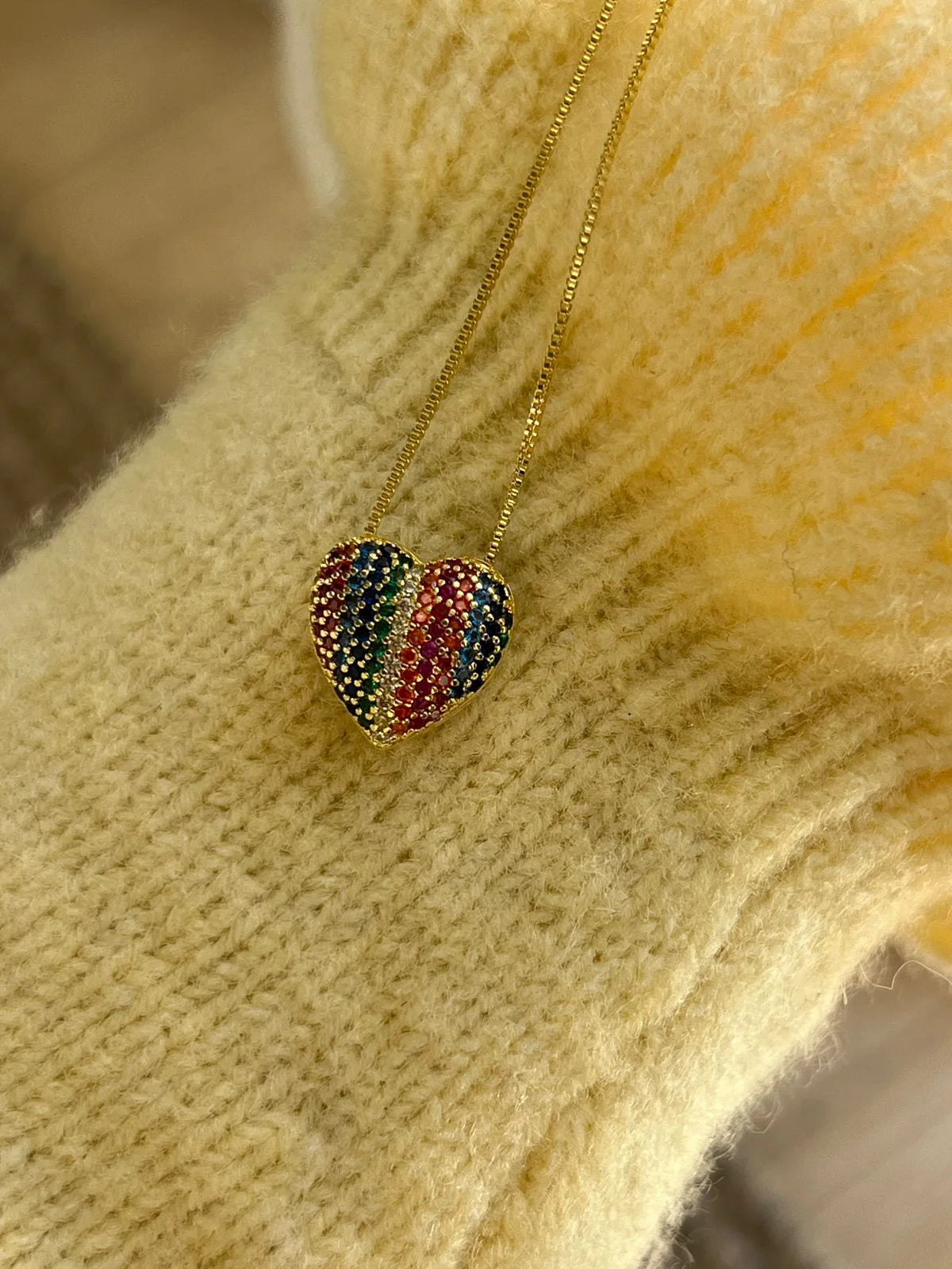 Colar Coração com Zircônia Colorida em Banho de Ouro | 18k Gold Plated