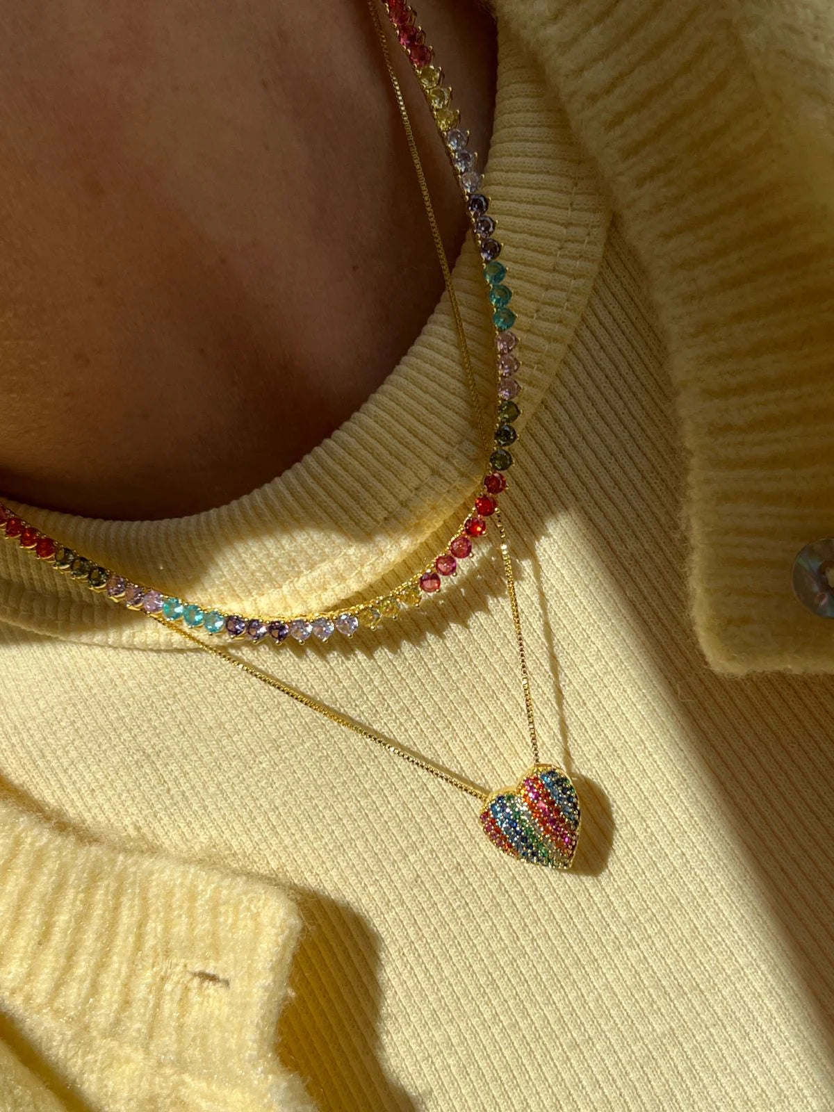 Colar Coração com Zircônia Colorida em Banho de Ouro | 18k Gold Plated
